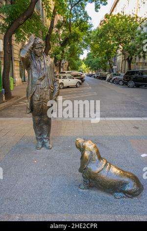 Statue du détective Columbo avec un chien à Budapest, Hongrie Banque D'Images