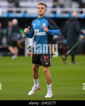 NEWCASTLE UPON TYNE, ROYAUME-UNI.JAN 8th Kieran Trippier de Newcastle United se réchauffe avant ses débuts lors du match de la FA Cup entre Newcastle United et Cambridge United au St. James's Park, Newcastle, le samedi 8th janvier 2022.(Crédit : Michael Driver | MI News) crédit : MI News & Sport /Alay Live News Banque D'Images