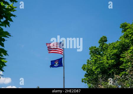 Drapeau du Michigan et de l'État-Unis volant sur des poteaux Banque D'Images