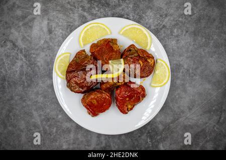 Poivrons farcis séchés sur fond sombre.Riz farci de poivre rouge séché au soleil.Hors-d'œuvre de cuisine turque.Kuru biber dolması.Vue de dessus. Gros plan Banque D'Images