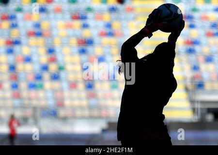 Laura Giuliani d'AC Milan se réchauffe lors de la finale de la coupe féminine italienne entre Juventus FC et AC Milan au stade Benito Stirpe à Frosinone (Italie), le 8th janvier 2022.Photo Andrea Staccioli / Insidefoto Banque D'Images