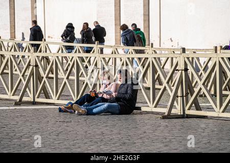 ROME, ITALIE.8 janvier 2022.Les gens qui profitent du soleil sur la place Saint-Pierre lors d'une journée chaude à Rome que les températures dépassent la normale pour cette période de l'année et les prévisions pour atteindre 14 celsiusRome crédit: amer ghazzal / Alamy Live News Banque D'Images