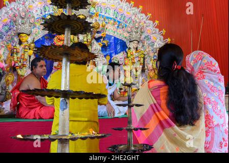 Howrah, Bengale-Occidental, Inde - 25th octobre 2020 : la déesse Durga est adorée par le prêtre hindou avec le Saint pradip pendant le sondhipujo aarti. Banque D'Images