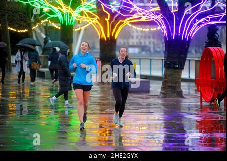 Londres, Royaume-Uni.8th janvier 2022.Les gens marchent le long de la Tamise sur la rive sud sous la pluie.Credit: JOHNNY ARMSTEAD/Alamy Live News Banque D'Images