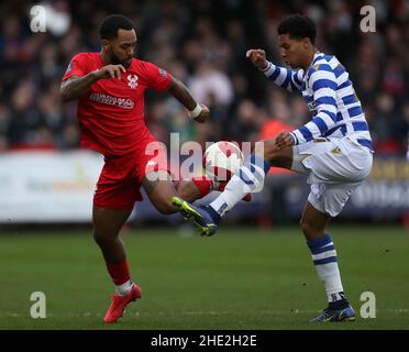 Ashley Hemmings de Kidderminster Harriers (à gauche) et Ethan Bristow de Reading se battent pour le ballon lors du troisième match rond de la coupe Emirates FA au stade Aggborough, Kidderminster.Date de la photo: Samedi 8 janvier 2022. Banque D'Images