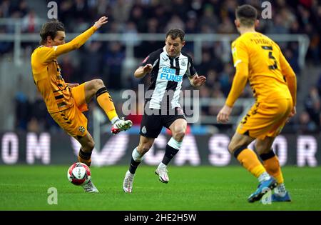 Ryan Fraser (au centre), de Newcastle United, combat le ballon avec Harrison Dunk (à gauche) de Cambridge United et Jack Iredale lors du troisième match de la coupe Emirates FA au St. James' Park, Newcastle upon Tyne.Date de la photo: Samedi 8 janvier 2022. Banque D'Images