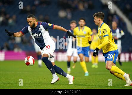 Matt Phillips de West Bromwich Albion (à gauche) et la bataille de Solly March de Brighton et Hove Albion pour le ballon lors du troisième match de la coupe Emirates FA aux Hawthorns, West Bromwich.Date de la photo: Samedi 8 janvier 2022. Banque D'Images