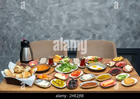 Table de petit déjeuner.Table de petit-déjeuner traditionnelle turque (Serpme kahvaltı).Petit déjeuner de style turc. Banque D'Images