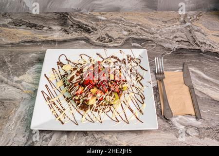 Gaufres belges avec fraises, bleuets et sirop Banque D'Images