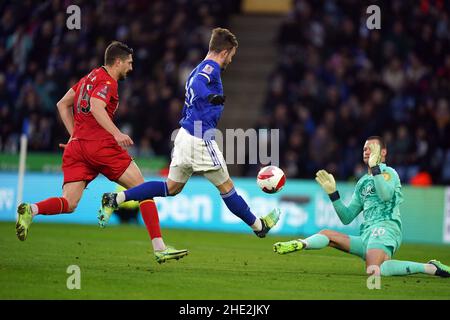 James Maddison (au centre) de Leicester City marque son deuxième but lors du troisième tour de la coupe Emirates au King Power Stadium de Leicester.Date de la photo: Samedi 8 janvier 2022. Banque D'Images