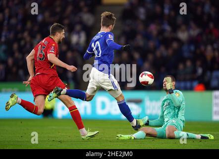 James Maddison (au centre) de Leicester City marque son deuxième but lors du troisième tour de la coupe Emirates au King Power Stadium de Leicester.Date de la photo: Samedi 8 janvier 2022. Banque D'Images