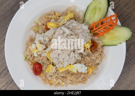 Vue en hauteur d'une généreuse aide de riz frit avec chair de crabe déchiquetée pour une délicieuse pile de nourriture thaïlandaise à manger. Banque D'Images