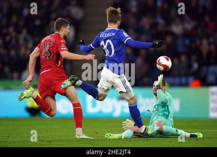 James Maddison (au centre) de Leicester City marque son deuxième but lors du troisième tour de la coupe Emirates au King Power Stadium de Leicester.Date de la photo: Samedi 8 janvier 2022. Banque D'Images