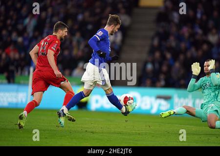 James Maddison (au centre) de Leicester City marque son deuxième but lors du troisième tour de la coupe Emirates au King Power Stadium de Leicester.Date de la photo: Samedi 8 janvier 2022. Banque D'Images