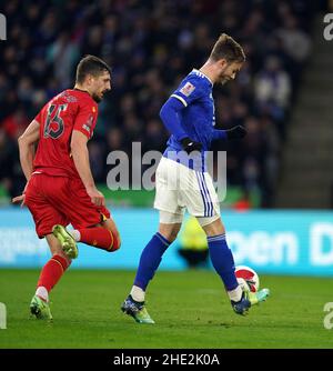 James Maddison (au centre) de Leicester City marque son deuxième but lors du troisième tour de la coupe Emirates au King Power Stadium de Leicester.Date de la photo: Samedi 8 janvier 2022. Banque D'Images