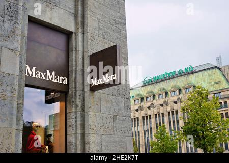 Quartier commerçant de Düsseldorf/Allemagne, Königsallee, avec un magasin Max Mara moderne et un grand magasin historique Kaufhof. Banque D'Images