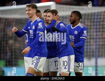 James Maddison, de Leicester City (centre, 10), célèbre son deuxième but lors du troisième tour de la coupe Emirates FA au King Power Stadium, Leicester.Date de la photo: Samedi 8 janvier 2022. Banque D'Images