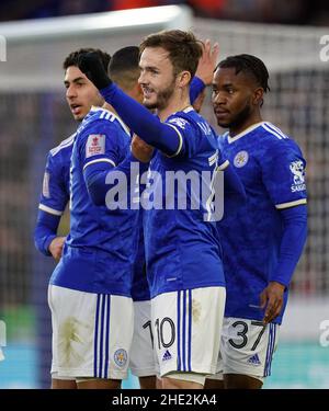 James Maddison, de Leicester City (centre, 10), célèbre son deuxième but lors du troisième tour de la coupe Emirates FA au King Power Stadium, Leicester.Date de la photo: Samedi 8 janvier 2022. Banque D'Images