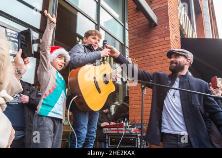 Alex Spencer (au milieu) se présentant avec son frère Luca (à gauche) lors d'une marche pour la liberté/manifestation à Manchester, décembre 6th 2020. Banque D'Images