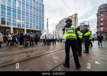 La police veille à ce que les foules se défiltrent lors d'une manifestation de liberté/d'anti-verrouillage à Manchester, en Angleterre, le 6th 2020 décembre Banque D'Images