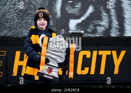 Un jeune fan de Hull City avec une coupe FA en aluminium montre son soutien avant le troisième match rond de la coupe FA Emirates au MKM Stadium, Hull.Date de la photo: Samedi 8 janvier 2022. Banque D'Images