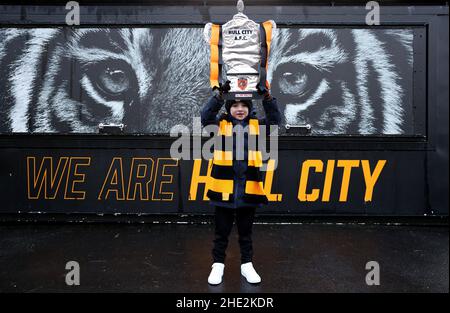 Un jeune fan de Hull City avec une coupe FA en aluminium montre son soutien avant le troisième match rond de la coupe FA Emirates au MKM Stadium, Hull.Date de la photo: Samedi 8 janvier 2022. Banque D'Images