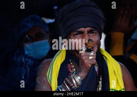 Kolkata, Inde.07th janvier 2022.A partir d'hier, le KMC organise le test Covid pour les bienfaiteurs de Gangasagar d'un autre État à Babughat.Il y a eu 119 personnes testées et 6 personnes infectées.(Photo de Sudip Chanda/Pacific Press) Credit: Pacific Press Media production Corp./Alay Live News Banque D'Images