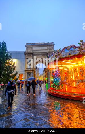 2021 décembre Florence, Italie: Piazza Repubblica, place de la République, Carousel, joyeux rond dans les lumières avec les enfants Banque D'Images