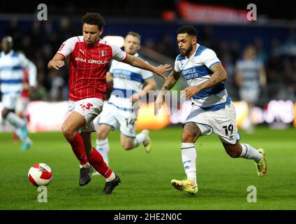 Andre Gray (à droite) des Queens Park Rangers et Rarmani Edmonds-Green de Rotherham se battent pour le ballon lors du troisième match de la coupe Emirates FA au Kiyan Prince Foundation Stadium, Londres.Date de la photo: Samedi 8 janvier 2022. Banque D'Images