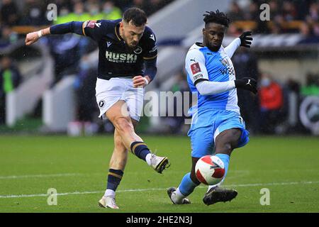 Londres, Royaume-Uni.08th janvier 2022.Tom Bradshaw de Millwall (L) prend un coup de feu sur le but.The Emirates FA Cup, 3rd Round Match, Millwall v Crystal Palace à la Den à Londres le samedi 8th janvier 2022. Cette image ne peut être utilisée qu'à des fins éditoriales.Utilisation éditoriale uniquement, licence requise pour une utilisation commerciale.Aucune utilisation dans les Paris, les jeux ou les publications d'un seul club/ligue/joueur. photo par Steffan Bowen/Andrew Orchard sports photographie/Alay Live news crédit: Andrew Orchard sports photographie/Alay Live News Banque D'Images