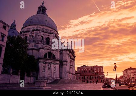 Coucher de soleil sur la basilique de Santa Maria della Salute à Venise, Italie Banque D'Images