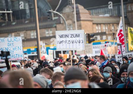 Hambourg, Allemagne.08th janvier 2022.Les participants à une démonstration marchent dans le centre-ville.Credit: Daniel Bockwoldt/dpa/Alay Live News Banque D'Images