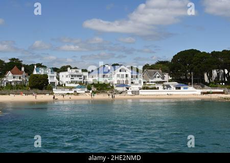 Poole, Angleterre - juin 2021: Maisons de luxe donnant sur la plage à Sandbanks près de Poole. Banque D'Images