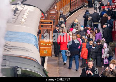 Un train à vapeur sur le chemin de fer Keighley et Worth Valley Banque D'Images