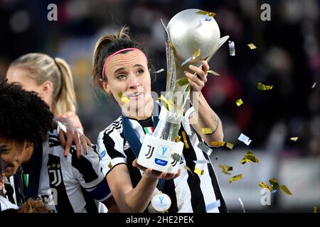 Frosinone, Italie.08th janvier 2022.Barbara Bonansea de Juventus FC célèbre avec le trophée à la fin de la finale de la coupe féminine italienne entre Juventus FC et AC Milan au stade Benito Stirpe à Frosinone (Italie), le 8th janvier 2022.Photo Andrea Staccioli/Insidefoto crédit: Insidefoto srl/Alamy Live News Banque D'Images