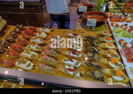 différents panini aux truffes en gros plan sur l'écran.Apéritif, apéritif.Cuisine italienne.Marché alimentaire central de Florence, zone alimentaire Banque D'Images