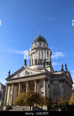 Vue verticale de la cathédrale française de Berlin en Allemagne contre un ciel bleu nuageux Banque D'Images