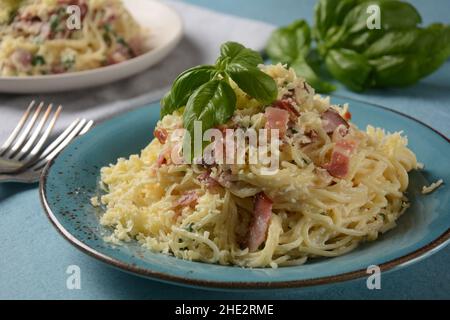Spaghetti alla Carbonara fait avec du bacon, des œufs, du fromage et du poivre noir Banque D'Images