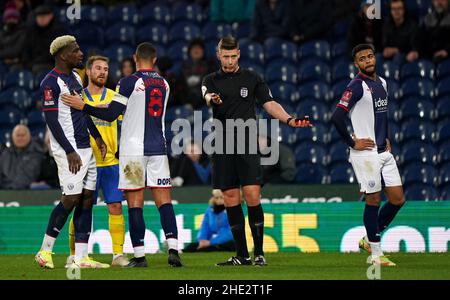 West Bromwich Cedric Kipre d'Albion (à gauche) réagit après avoir été envoyé par l'arbitre Robert Jones lors du troisième tour de la coupe Emirates FA aux Hawthorns, West Bromwich.Date de la photo: Samedi 8 janvier 2022. Banque D'Images