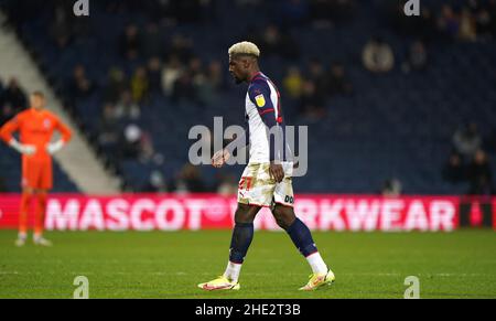 Cedric Kipre de West Bromwich Albion part après avoir reçu une carte rouge lors du troisième match de la coupe Emirates FA aux Hawthorns, West Bromwich.Date de la photo: Samedi 8 janvier 2022. Banque D'Images