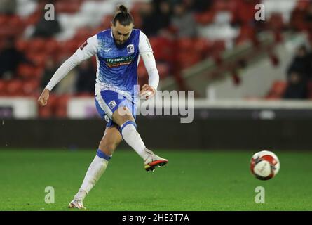 Barrow's Ollie Banks marque le premier but de son côté pendant le match de troisième tour de la coupe Emirates FA à Oakwell, Barnsley.Date de la photo: Samedi 8 janvier 2022. Banque D'Images