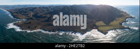 L'océan Pacifique rencontre le littoral pittoresque et rocheux de la Californie centrale, près de Morro Bay.Cette belle région est une destination de vacances populaire. Banque D'Images