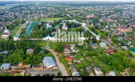 Vue panoramique depuis un drone sur la ville d'Aleksandrov, l'une des plus anciennes villes de la région de Moscou, Aleksandrovskaya Sloboda (Alexander Banque D'Images
