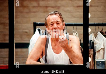 Denholm Elliott (Robert) dans Une VIE AU THÉÂTRE par David Mamet au Théâtre Royal Haymarket, Londres SW1 03/10/1989 design: Hayden Griffin éclairage: Rory Dempster réalisateur: Bill Bryden Banque D'Images