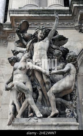 Une copie de la sculpture de Jean-Baptiste Carpeaux la danse se trouve en face de l'opéra du Palais Garnier de Paris.L'original est au Musée d'Orsay. Banque D'Images