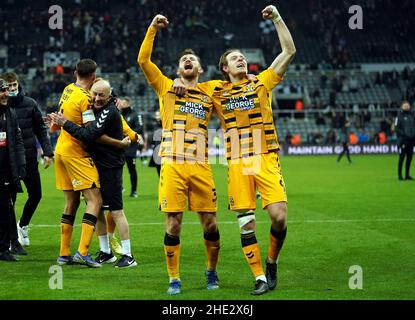 Jack Iredale (à gauche) et Joe Ironside de Cambridge United célèbrent la victoire après le coup de sifflet final lors du troisième tour de la coupe Emirates FA au St. James' Park, Newcastle upon Tyne.Date de la photo: Samedi 8 janvier 2022. Banque D'Images