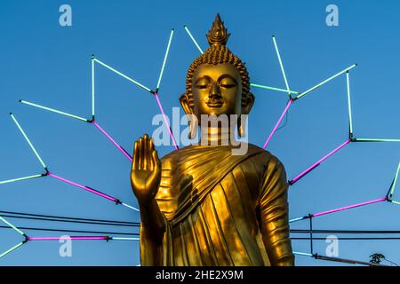 Bangkok, Thaïlande.08th janvier 2022.Une statue de Bouddha est illuminée de néons dans le cadre d'un carnaval du temple.les familles assistent à un carnaval du temple à Wat That Thong le 8 janvier 2021, Journée des enfants thaïlandais.Les célébrations officielles de la fête annuelle ont été annulées suite à une augmentation des cas de COVID-19 en Thaïlande en raison de la propagation mondiale de la variante Omicron; les événements privés sont actuellement autorisés à continuer avec des précautions élevées.Crédit : SOPA Images Limited/Alamy Live News Banque D'Images