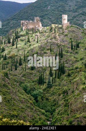 Lastours, Château de Cabaret, Tour Régine, Ruinen und Zypressen Banque D'Images