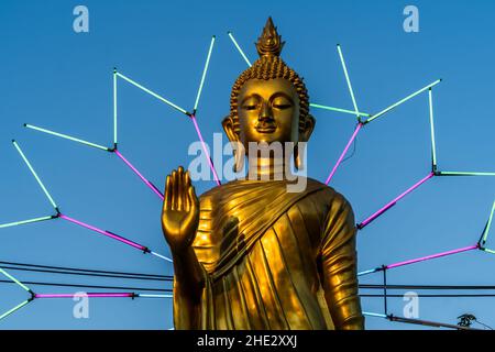 Bangkok, Thaïlande.08th janvier 2022.Une statue de Bouddha est illuminée de néons dans le cadre d'un carnaval du temple.les familles assistent à un carnaval du temple à Wat That Thong le 8 janvier 2021, Journée des enfants thaïlandais.Les célébrations officielles de la fête annuelle ont été annulées suite à une augmentation des cas de COVID-19 en Thaïlande en raison de la propagation mondiale de la variante Omicron; les événements privés sont actuellement autorisés à continuer avec des précautions élevées.(Photo par Matt Hunt/SOPA Images/Sipa USA) crédit: SIPA USA/Alay Live News Banque D'Images