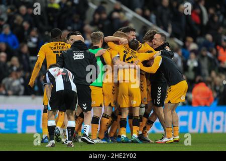 Newcastle, Royaume-Uni.08th janvier 2022.Les joueurs de Cambridge United célèbrent leur victoire à la fin du match à Newcastle, Royaume-Uni, le 1/8/2022.(Photo de James Heaton/News Images/Sipa USA) crédit: SIPA USA/Alay Live News Banque D'Images